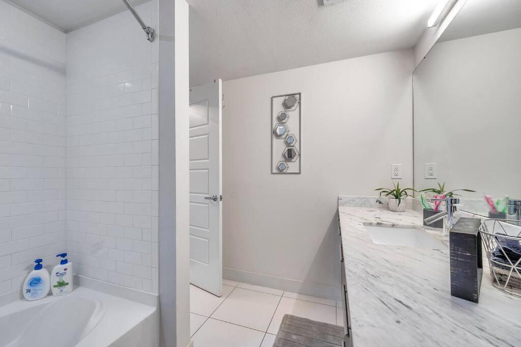 Luxury Apt 3 Mins To Dt Tampa -Pool-Gym-Balcony ภายนอก รูปภาพ